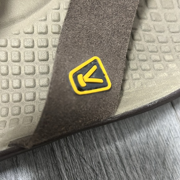 KEEN Mens Kona Flip Sandals / contour arch /brown / Size 12 - Picture 6 of 13